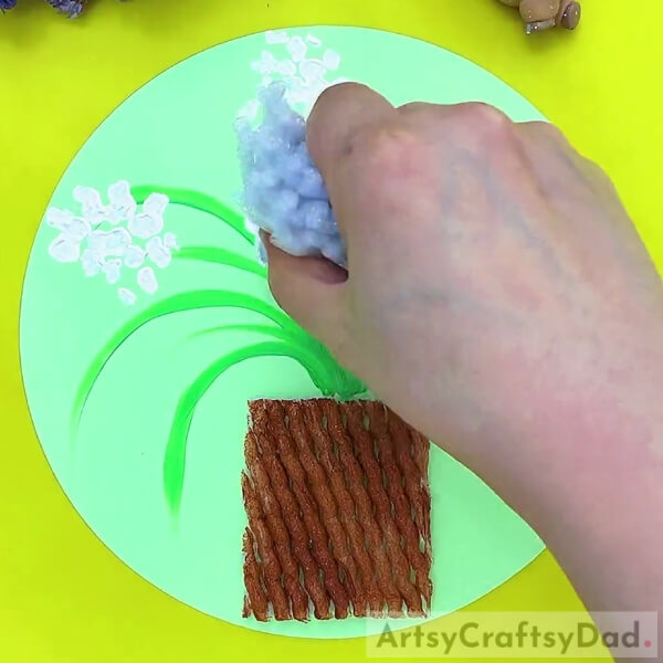 Stamping Flowers- A guide on how to put together a foam net flowerpot with fruit