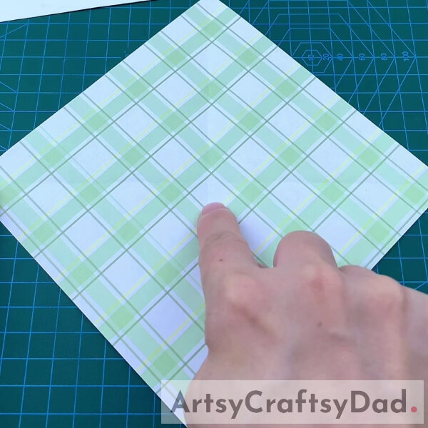 Form Creases-Learn how to create a present bag with paper origami